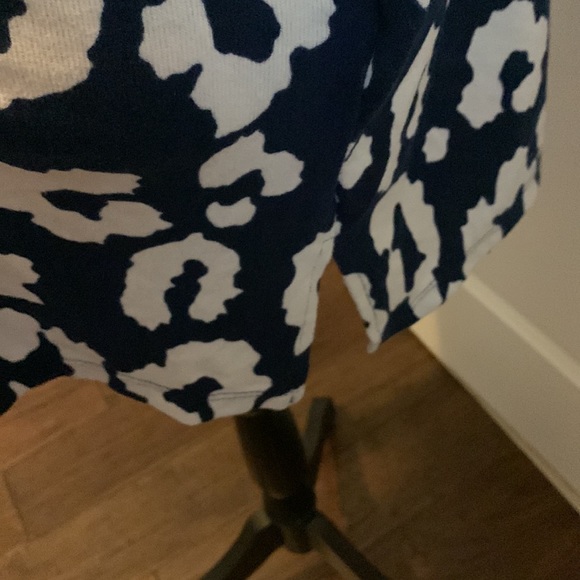 NWOT. Woman’s long sleeve v neck top. - Picture 5 of 8